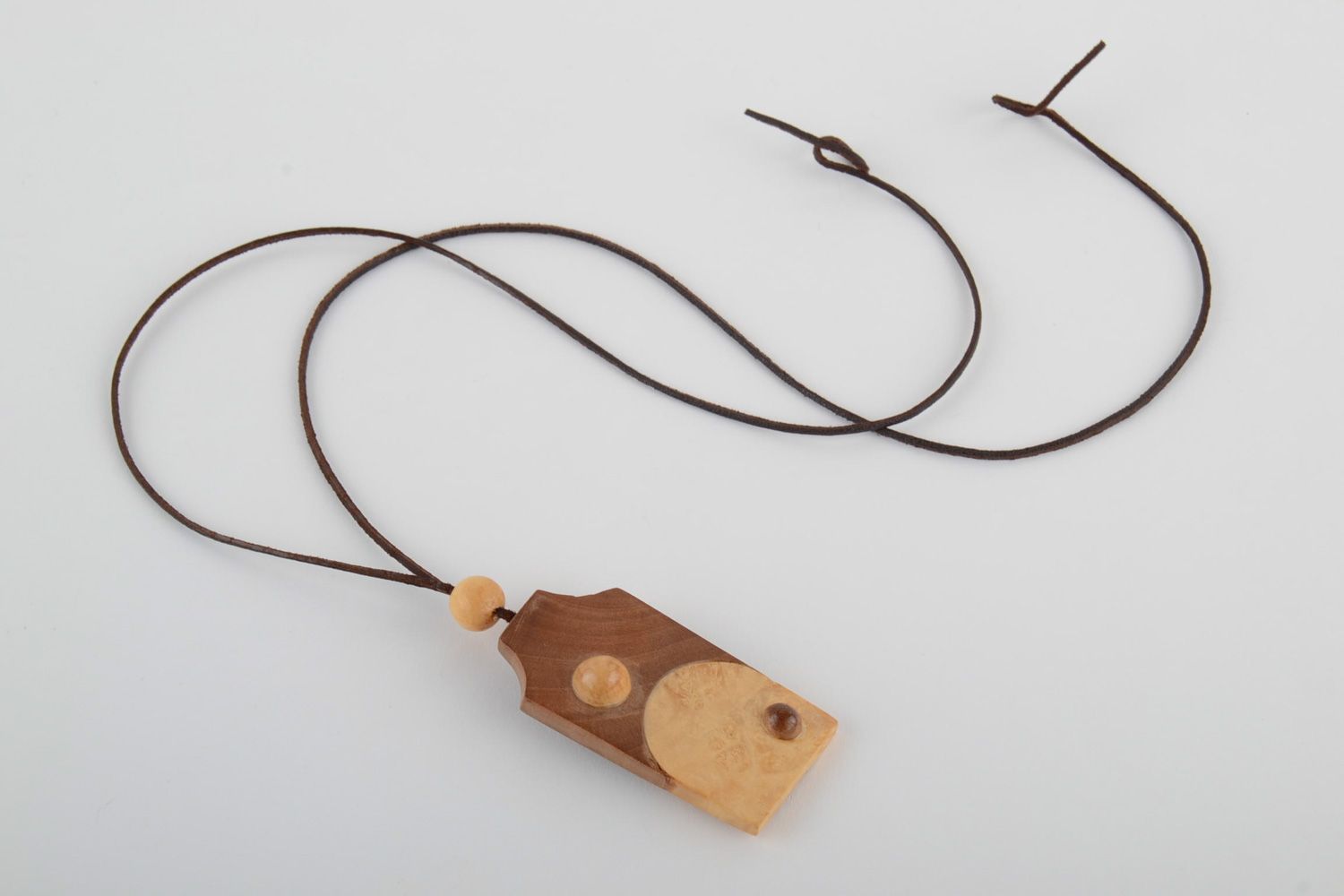Colgante de madera artesanal para el cuello en cordón foto 4