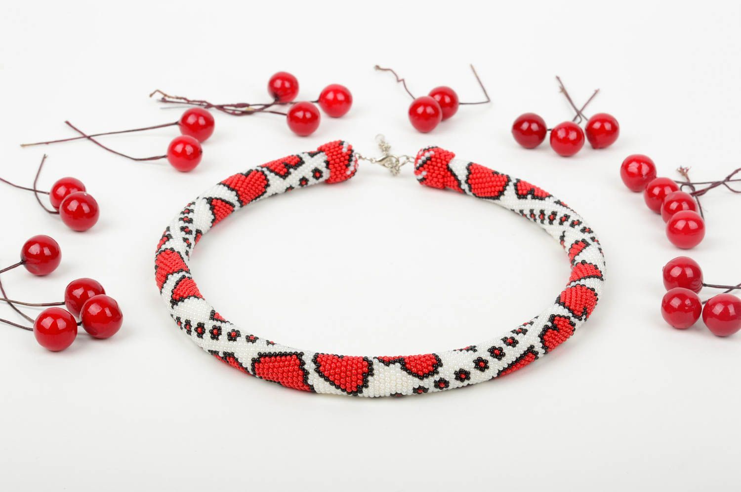 Collier perles rocaille Bijou fait main blanc motif rouge Accessoire femme photo 1