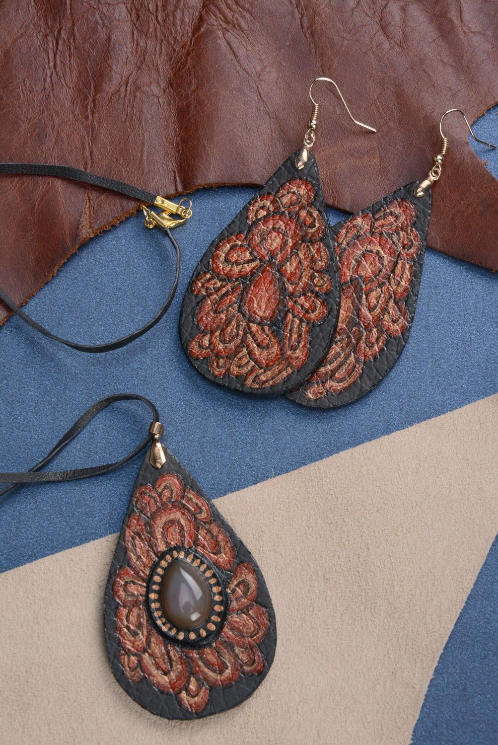 Conjunto de jóias feito de couro foto 1