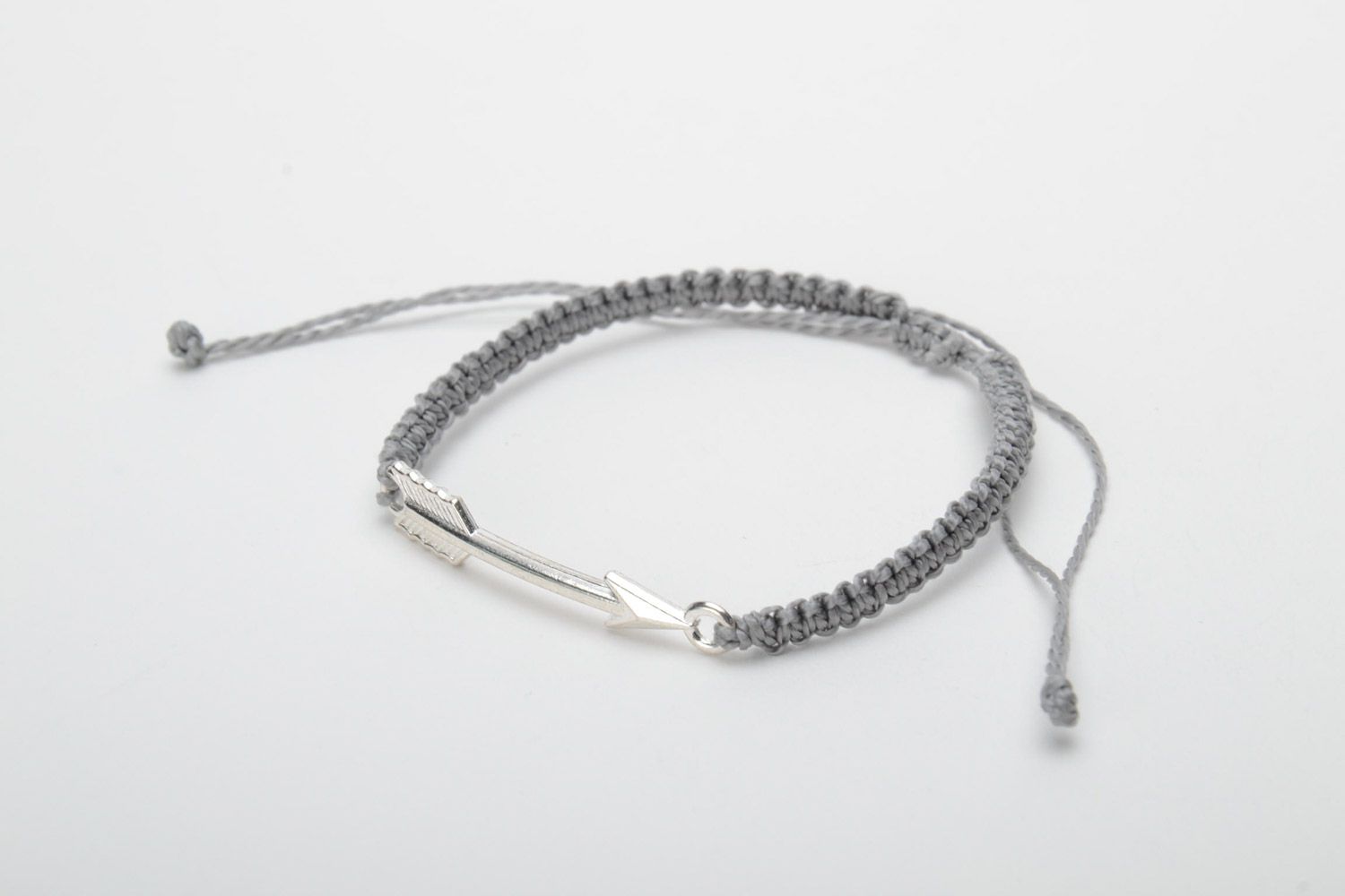 Bracelet tressé en macramé original gris avec flèche unisexe fait main photo 3