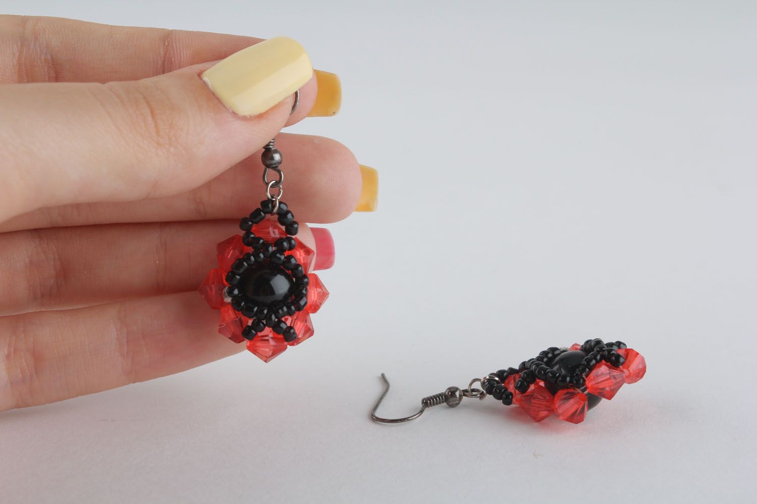 Red and black beaded earrings photo 4