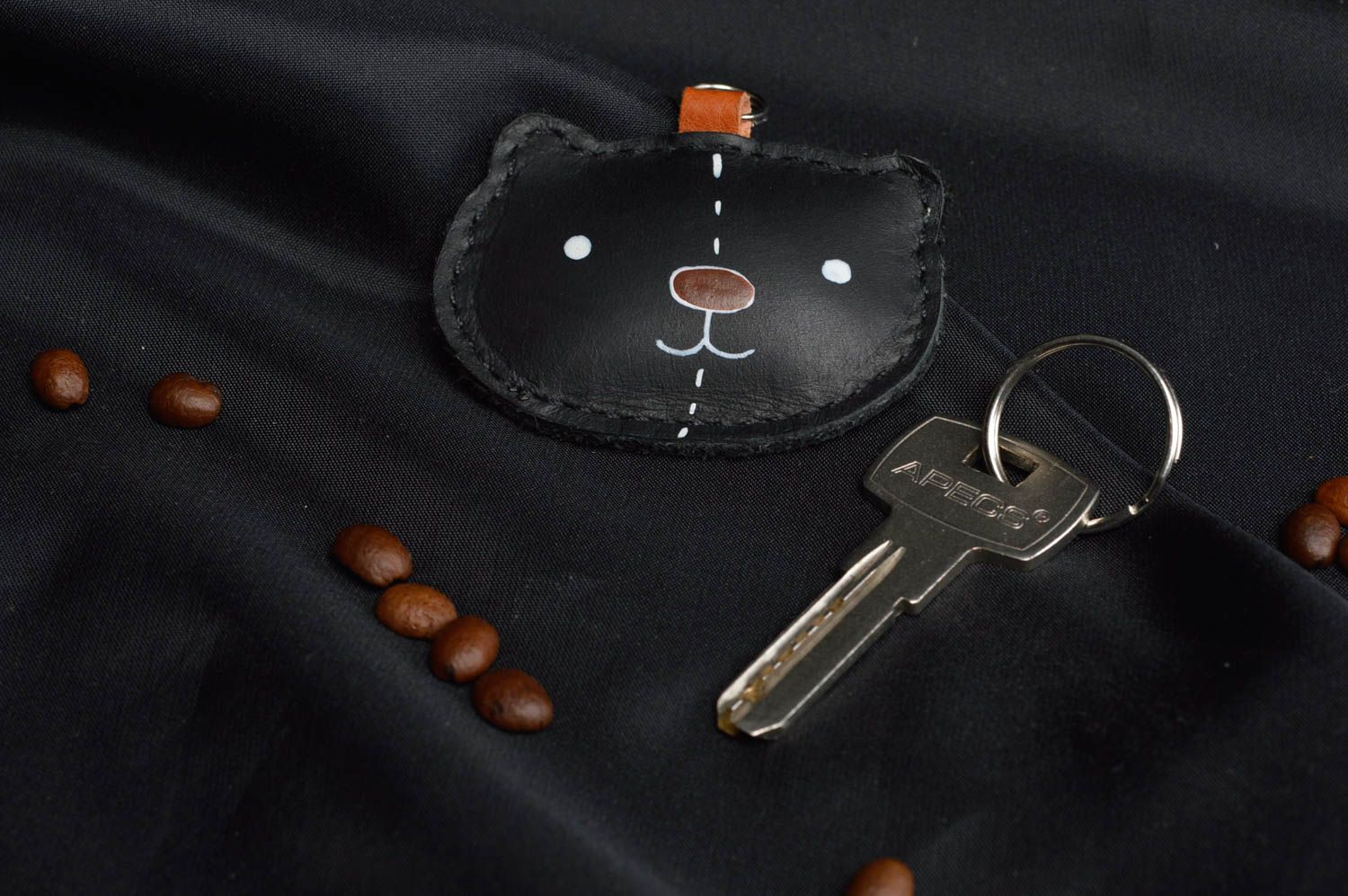 Porte-clés chat noir en vrai cuir fait main peint accessoire de créateur photo 1
