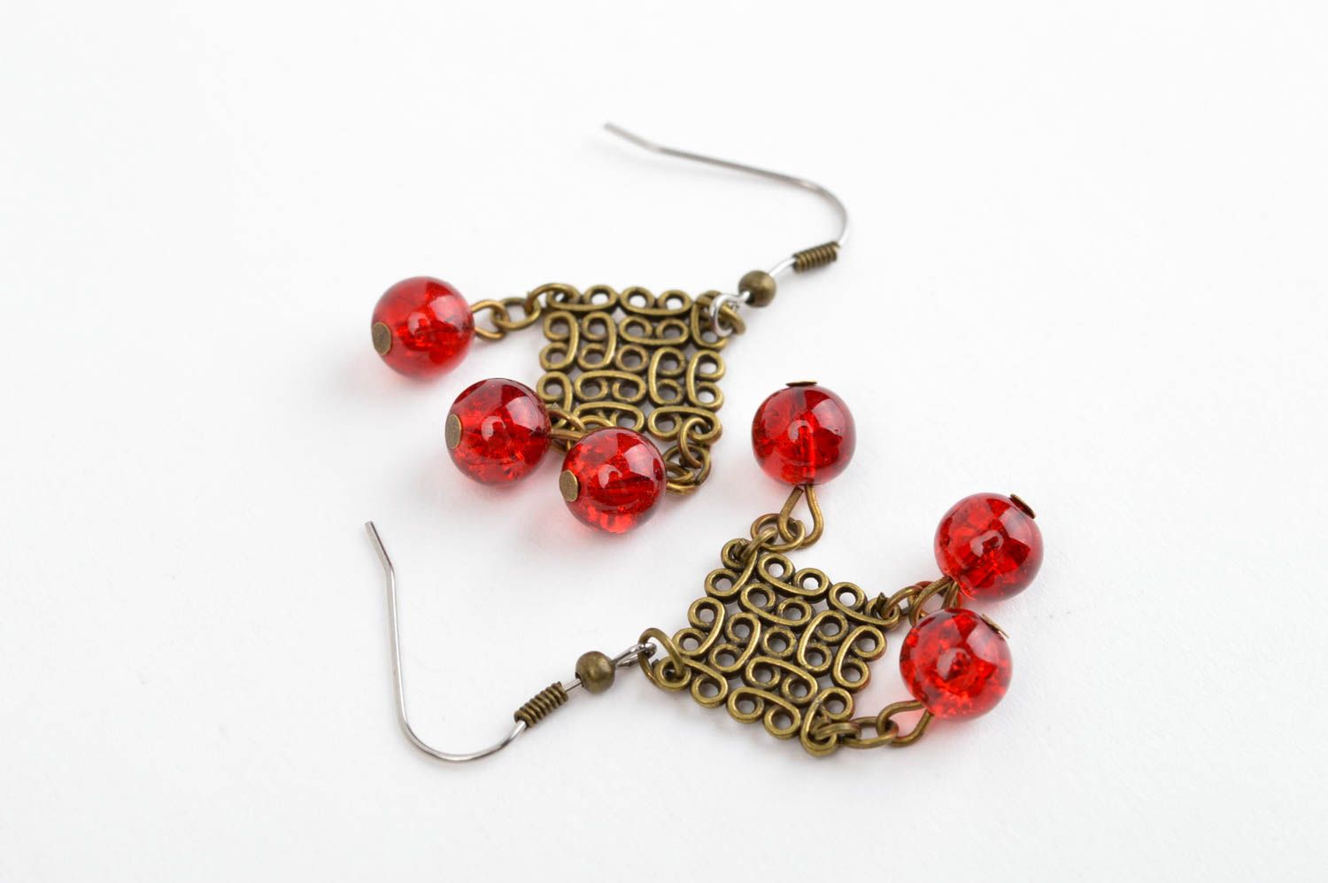 Boucles d'oreilles métal Bijou fait main avec perles rouges Cadeau pour femme photo 3