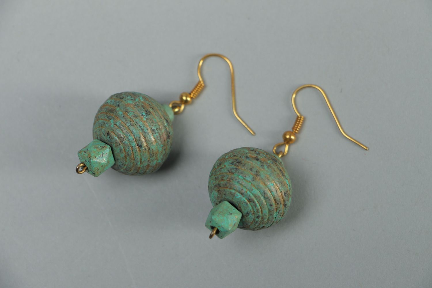 Boucles d'oreilles pendantes faites main avec perles en bois photo 1