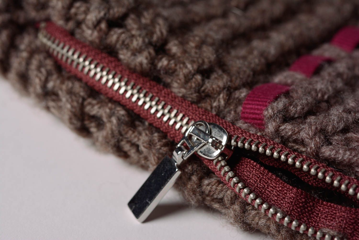 Petite housse de coussin tricotée en laine avec des aiguilles faite main brune photo 2