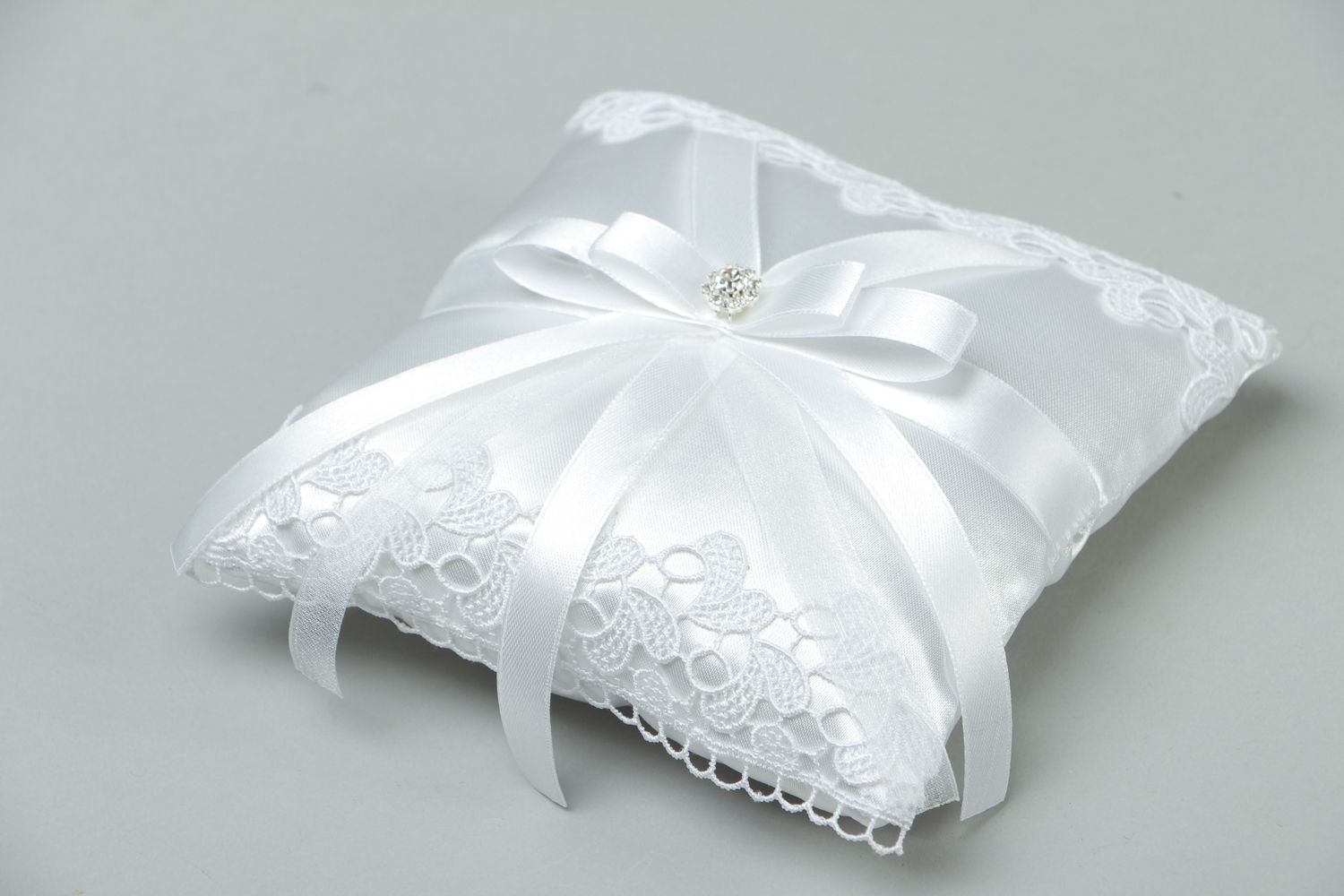 Красивая подушечка для колец атласная свадебная  фото 1