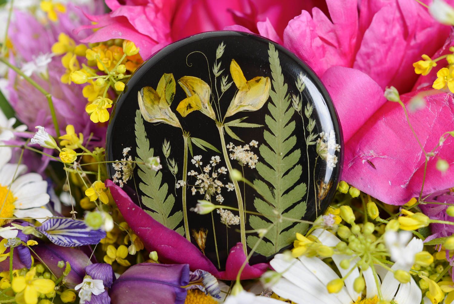 Modische originelle runde Brosche mit Blumen Epoxidharz künstlerische Handarbeit foto 1