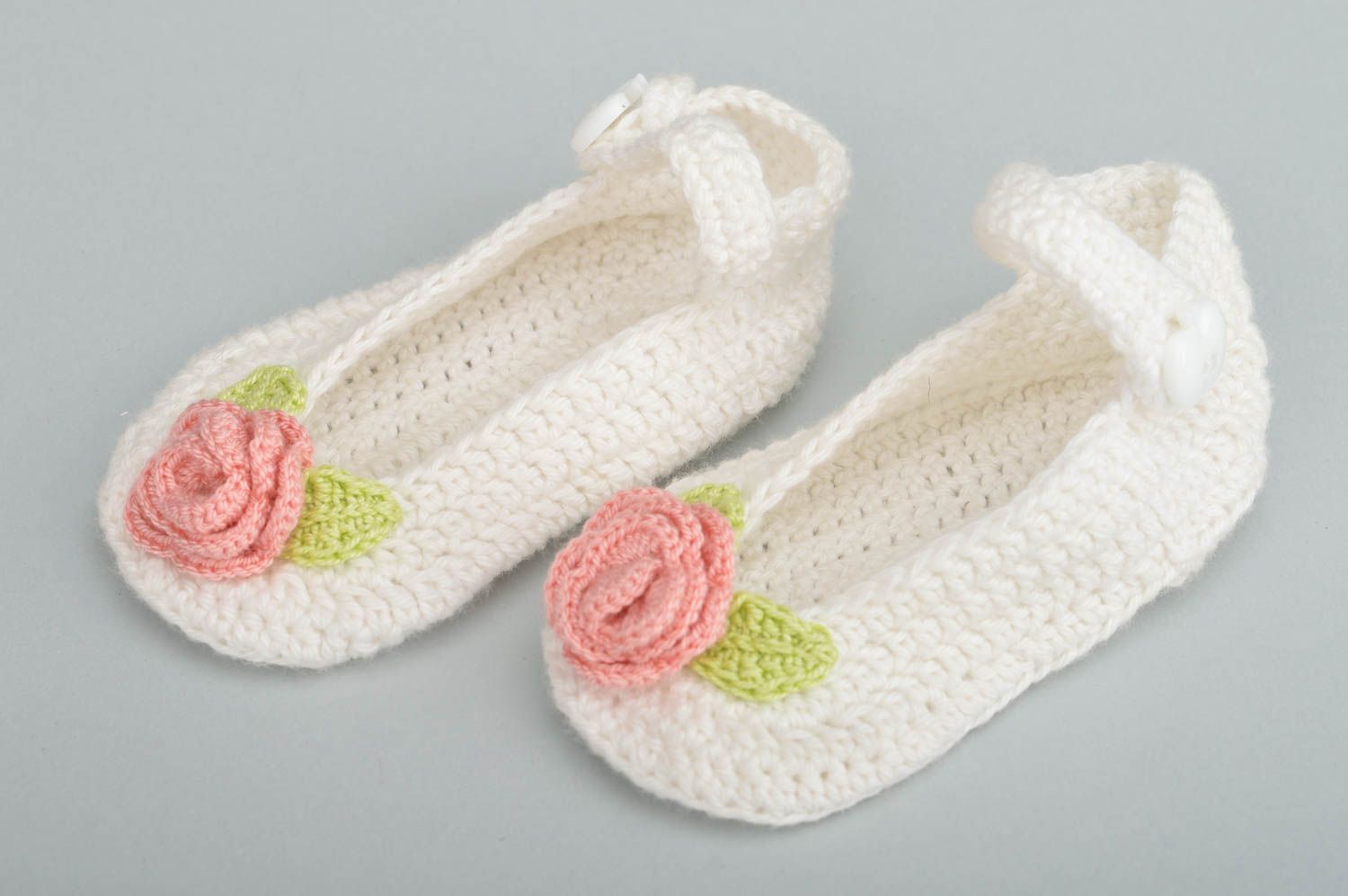 Chaussons pour bébé blancs avec fleur en coton naturel faits main accessoire photo 2
