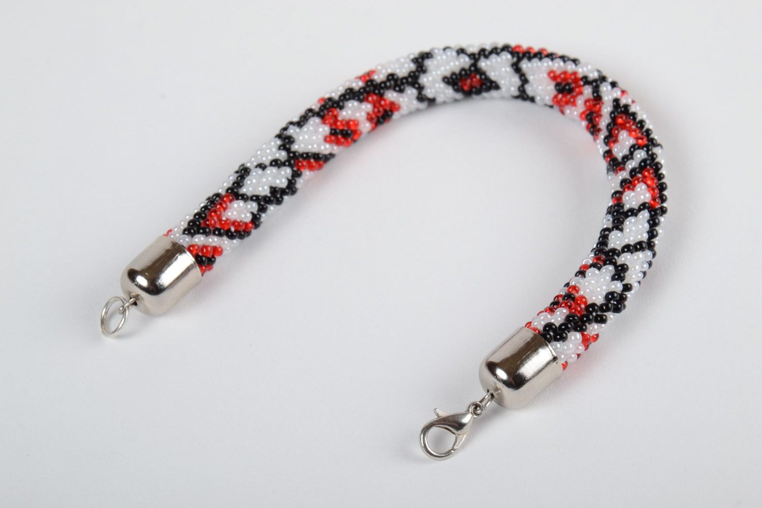 Bracelet en perles de rocaille au crochet blanc rouge noir ethnique fait main photo 4