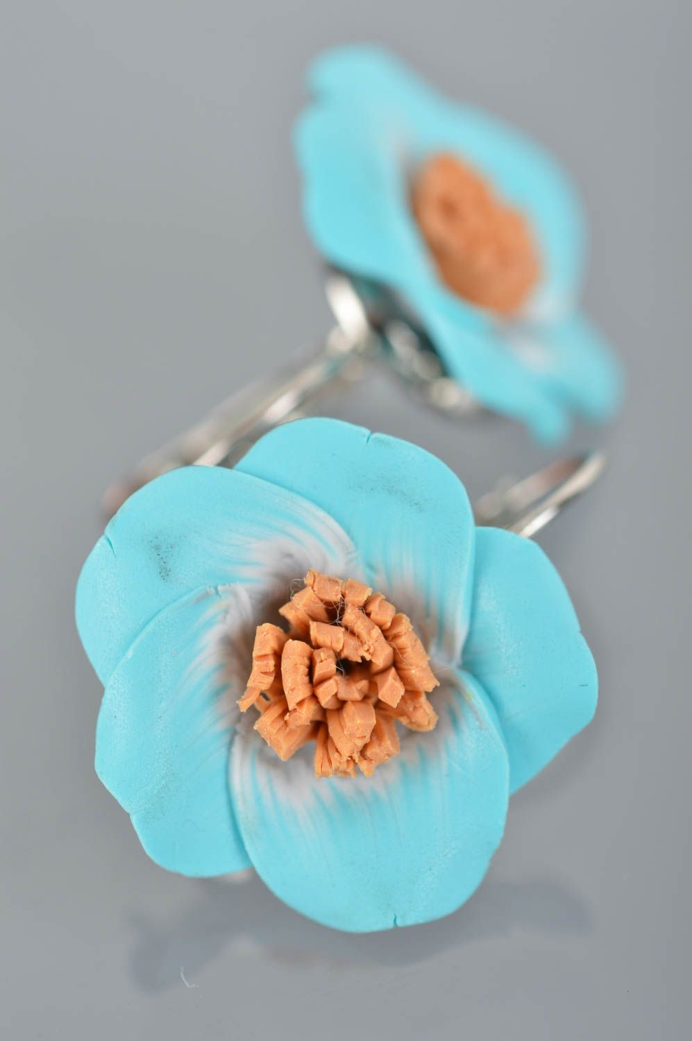 Blaue zierliche handmade Ohrringe mit Blumen aus Polymerton für modische Mädchen foto 4
