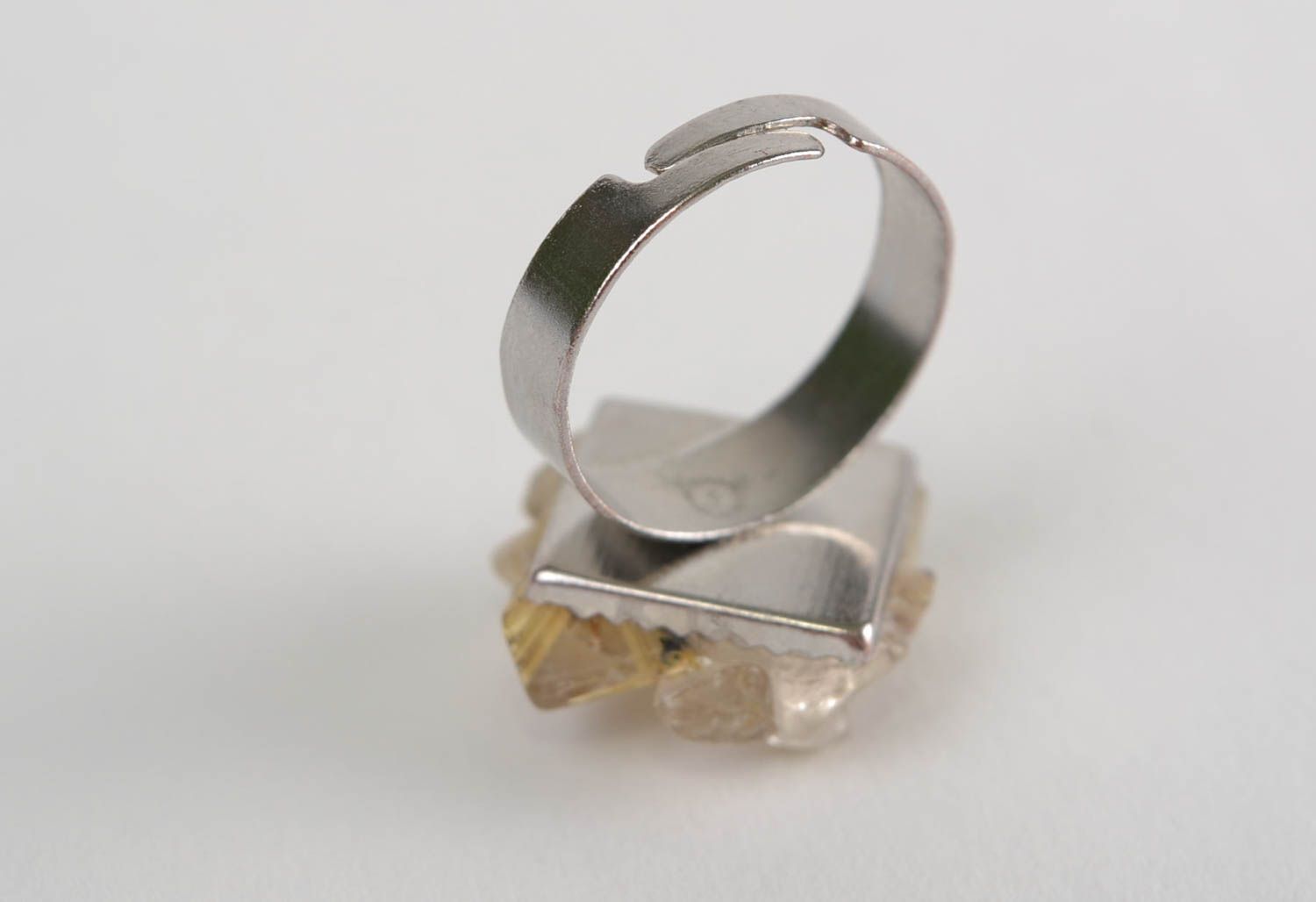 Кольцо с натуральным камнем рутиловым кварцем ручной работы женское красивое фото 5