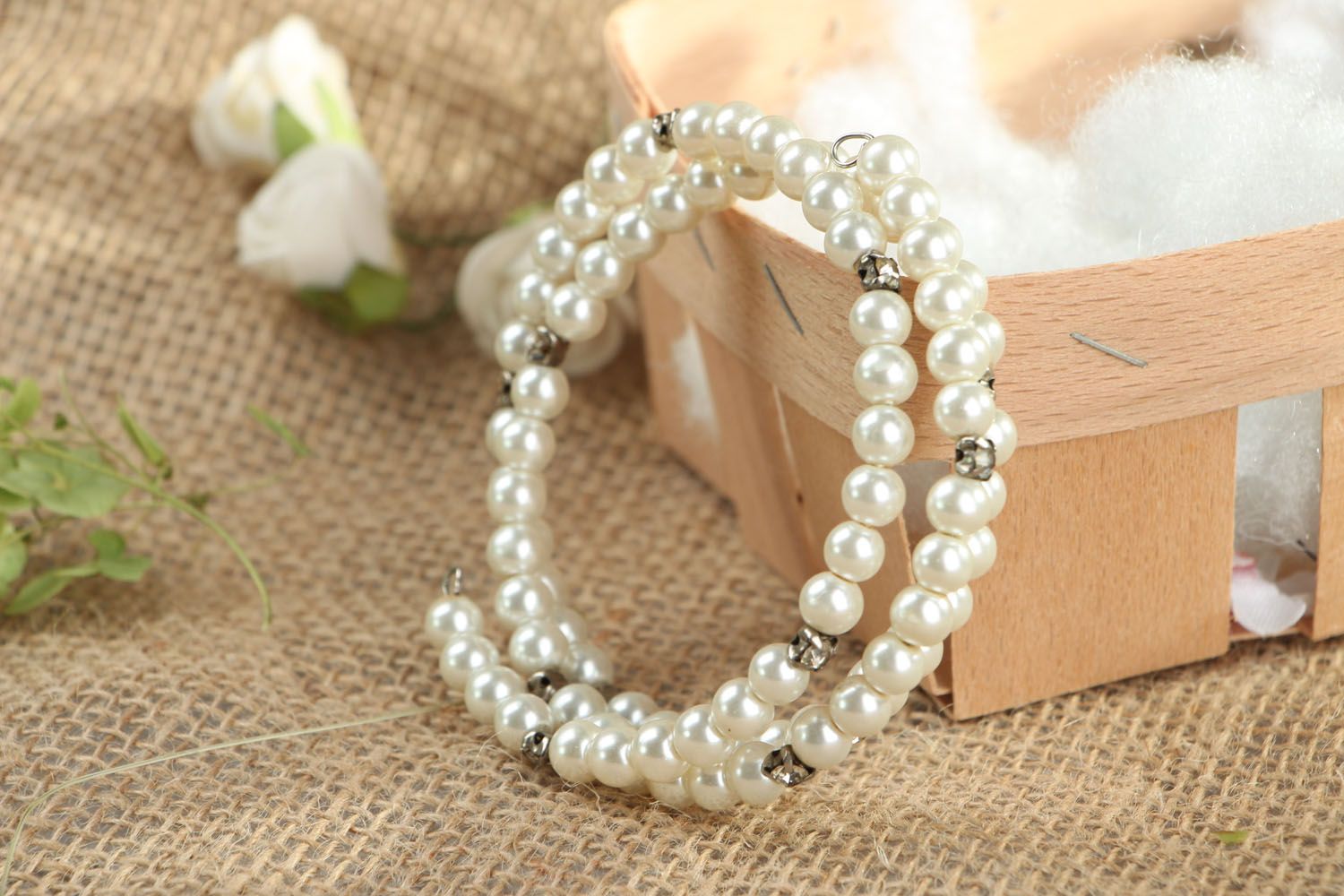 Bracelet made of artificial pearls photo 4