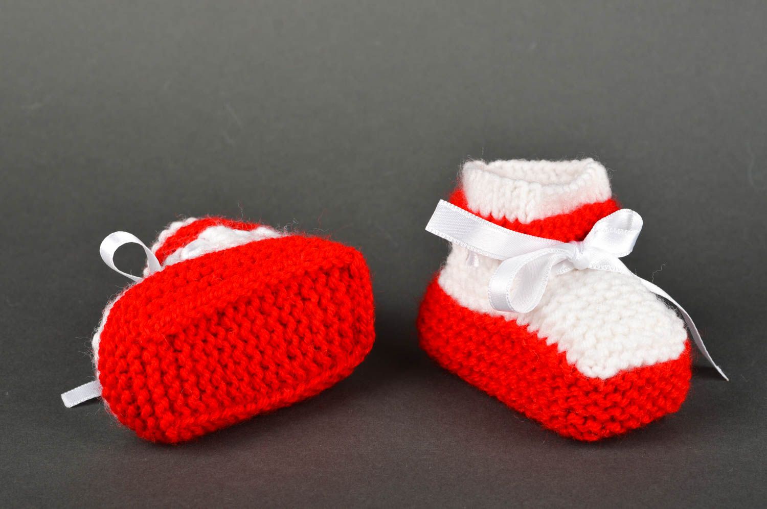 Chaussons bébé fille faits main Chaussures bébé blanc-rouge tricot Vêtement bébé photo 2