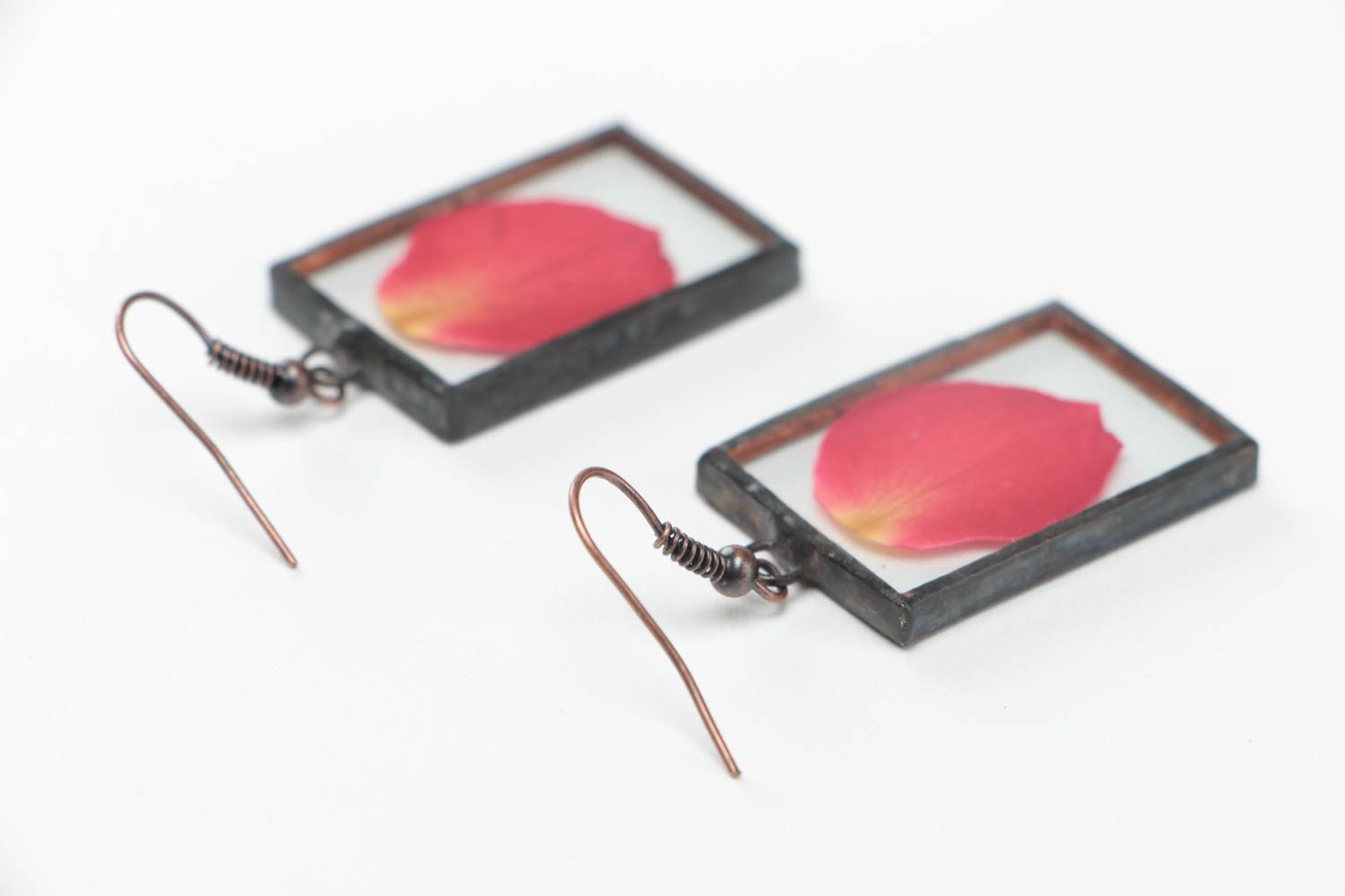 Pendientes artesanales rectangulares con pétalos rojos bajo el cristal foto 4