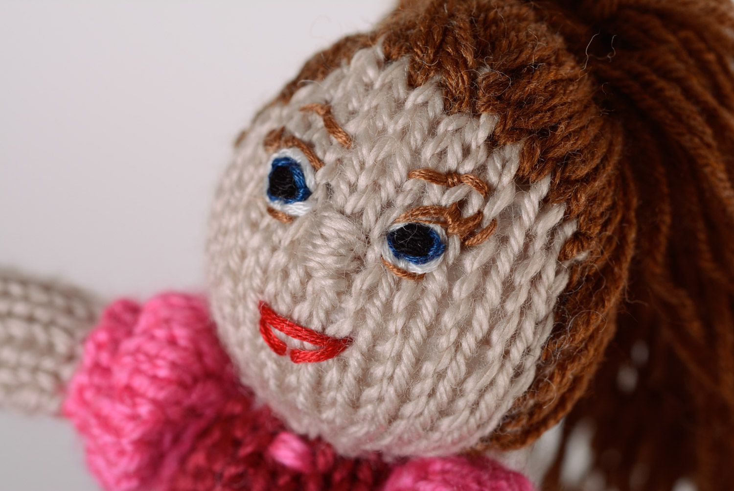 Мягкая вязаная кукла ручной работы девочка в платье для детей игрушка милая фото 2