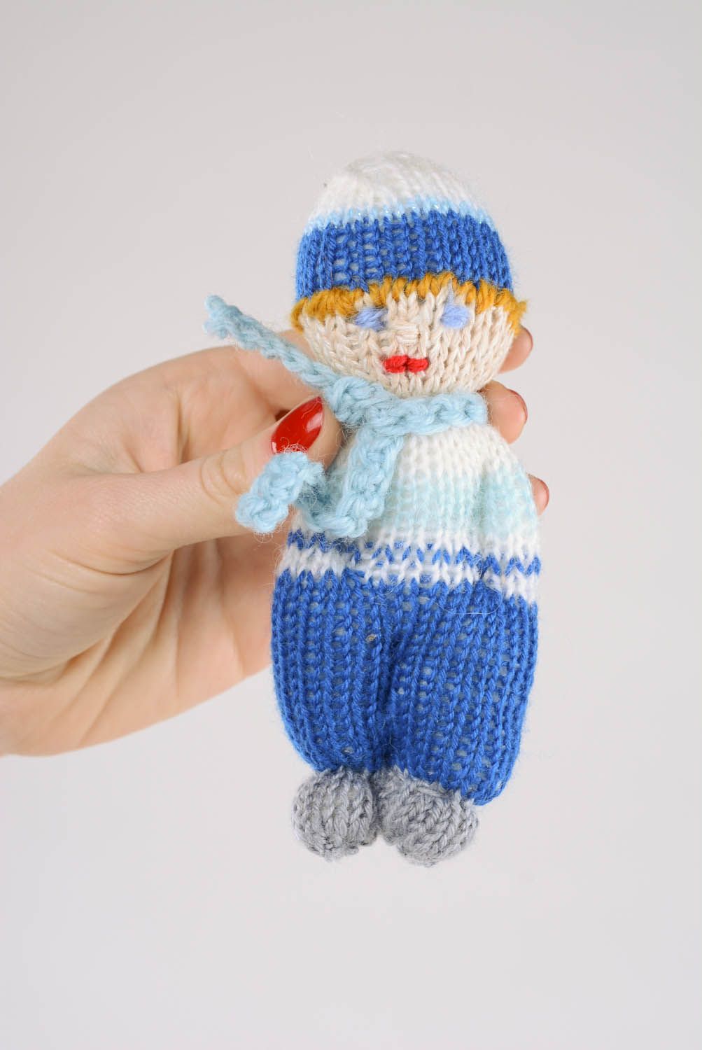 Petite poupée tricotée avec des aiguilles décorative  photo 2