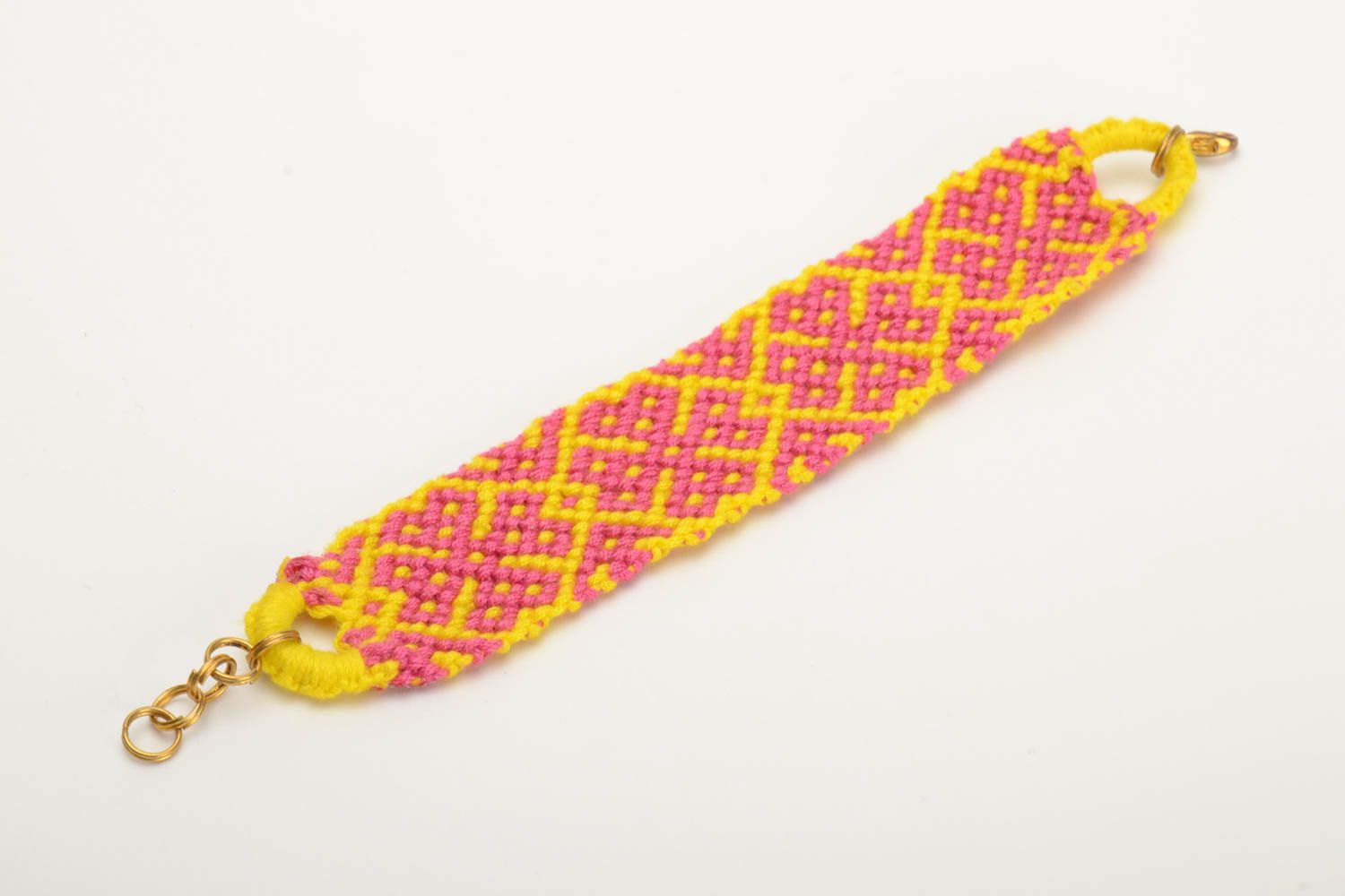 Широкий яркий плетеный браслет из ниток мулине ручной работы розово-желтый фото 4