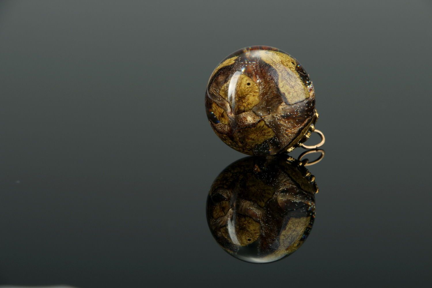Pendant made of fir cone embedded in epoxy photo 3