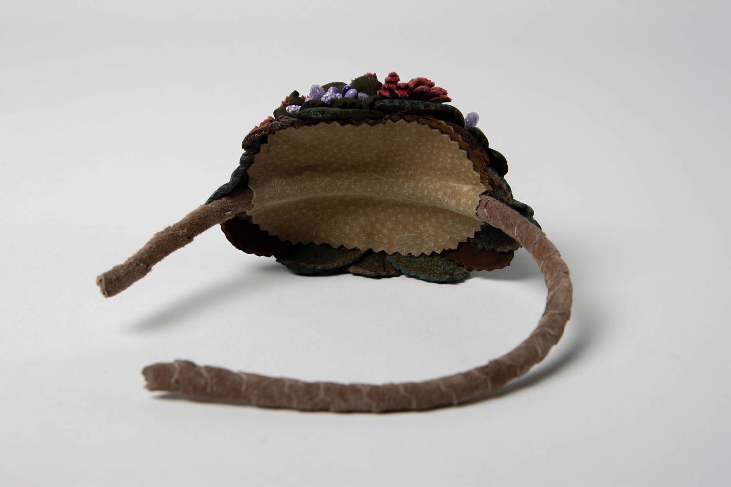 Cerchietto per capelli fatto a mano accessorio originale di cuoio da donna foto 5
