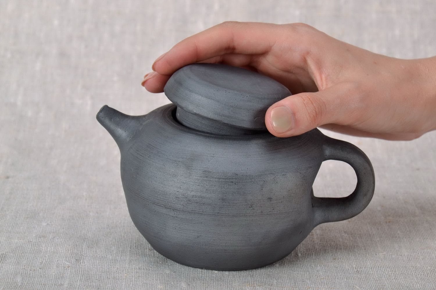 Handgemachte Teekanne aus Keramik foto 5