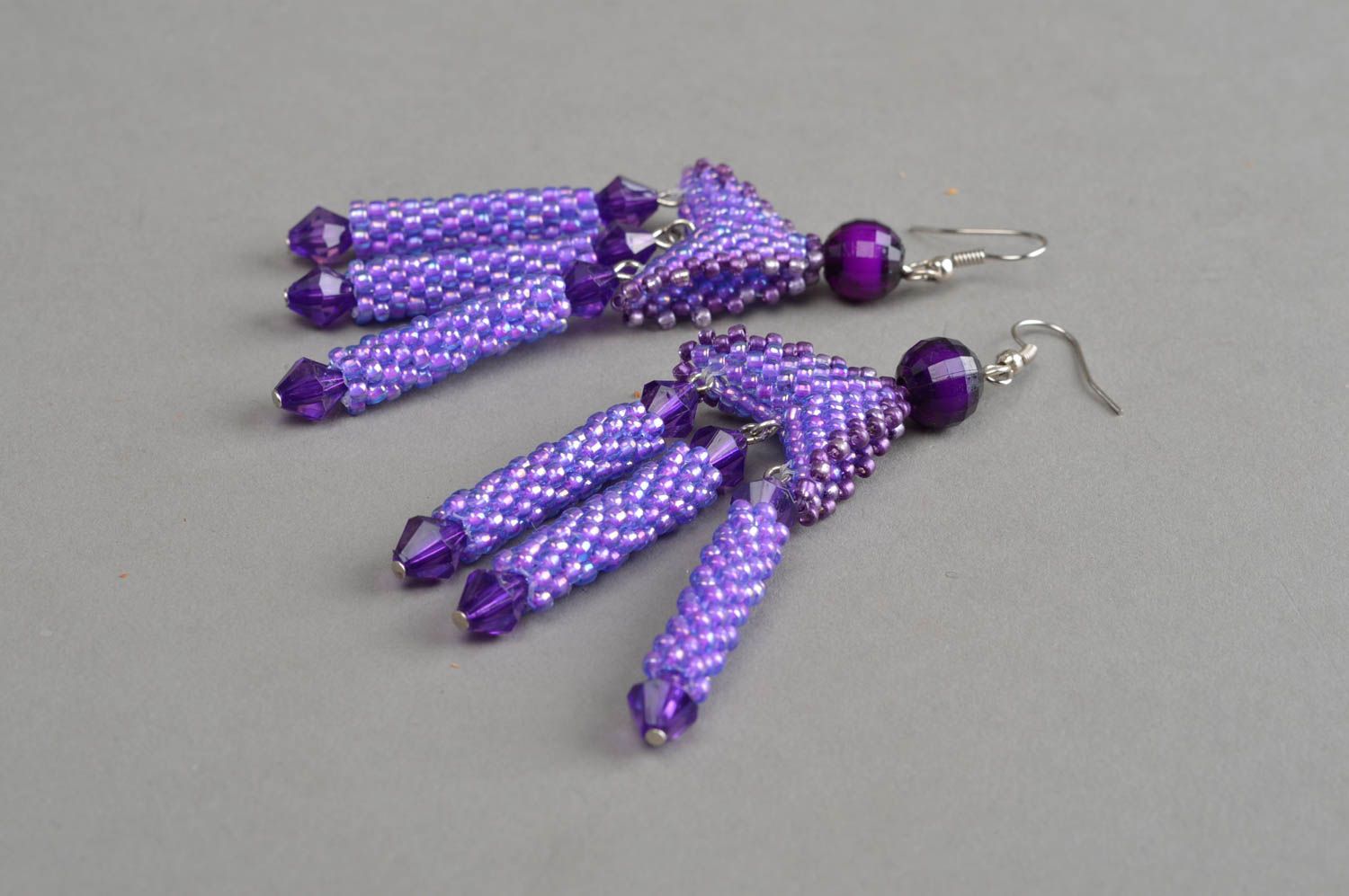 Фиолетовые серьги из бисера с бусинами ручной работы в виде подвесок красивые фото 3