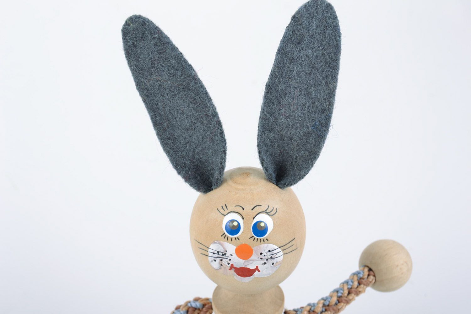 Деревянная игрушка зайчик с длинными ушами ручной работы расписная красивая фото 3