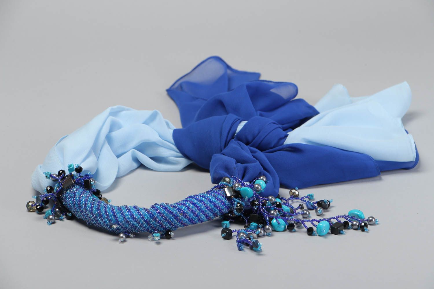 Collier crocheté en perles de rocailles avec hématite et chiffon bleu fait main  photo 4