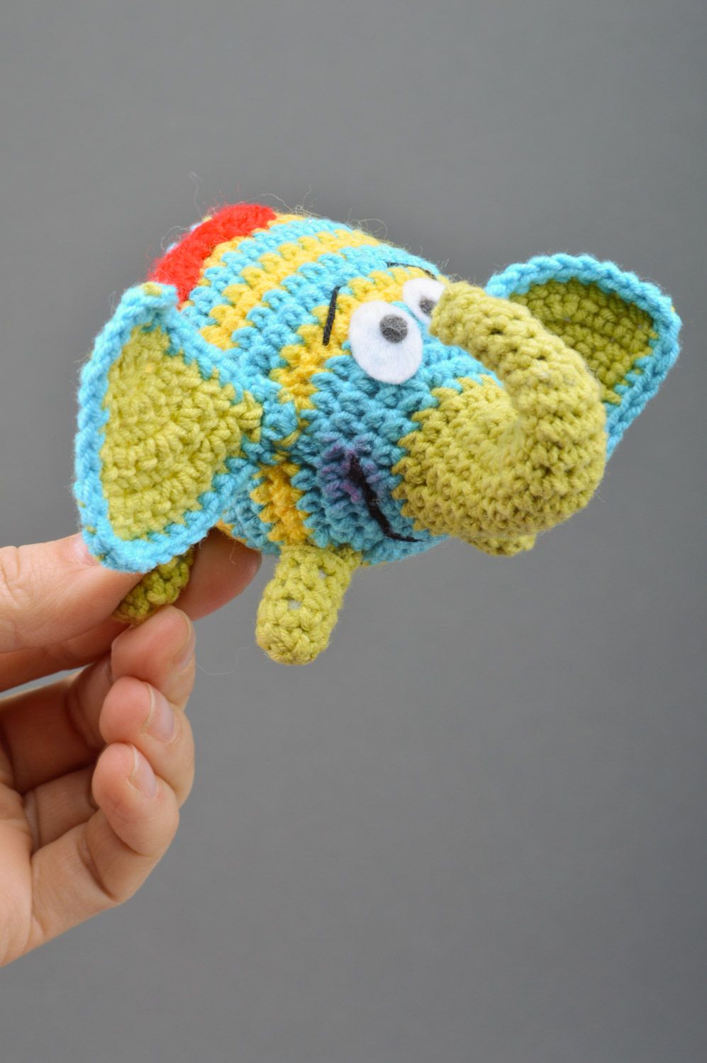 Weiches handgemachtes Spielzeug für Kinder Elefant mit Herzen aus Halbwollfäden  foto 3