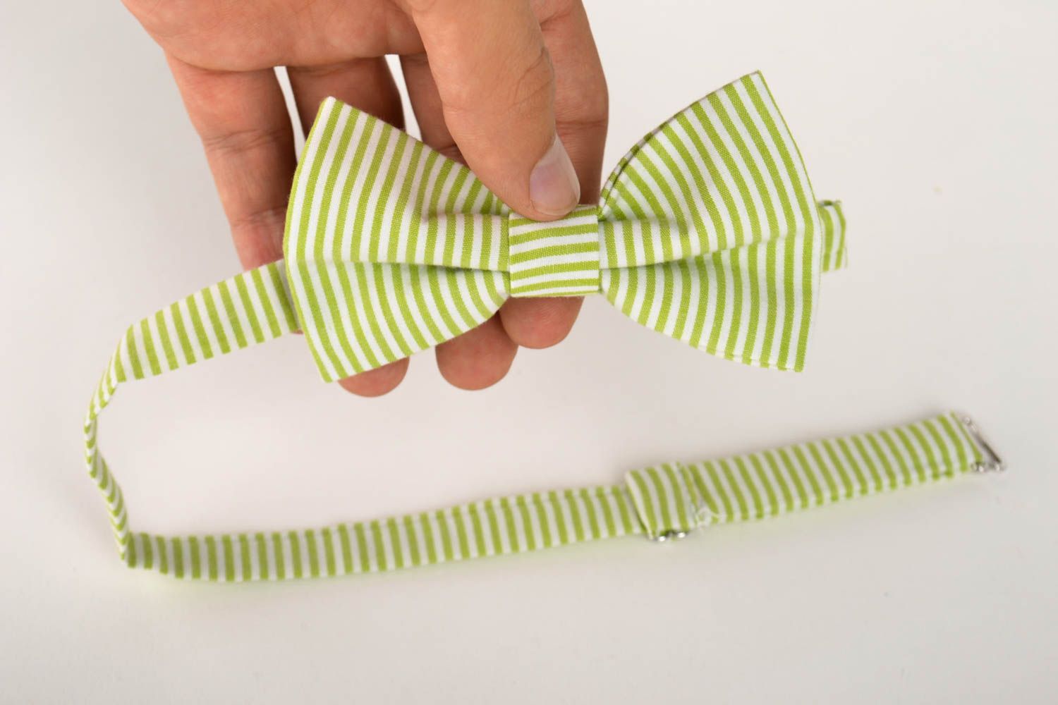 Corbata de lazo artesanal pajarita moderna verde a rayas accesorio unisex foto 5
