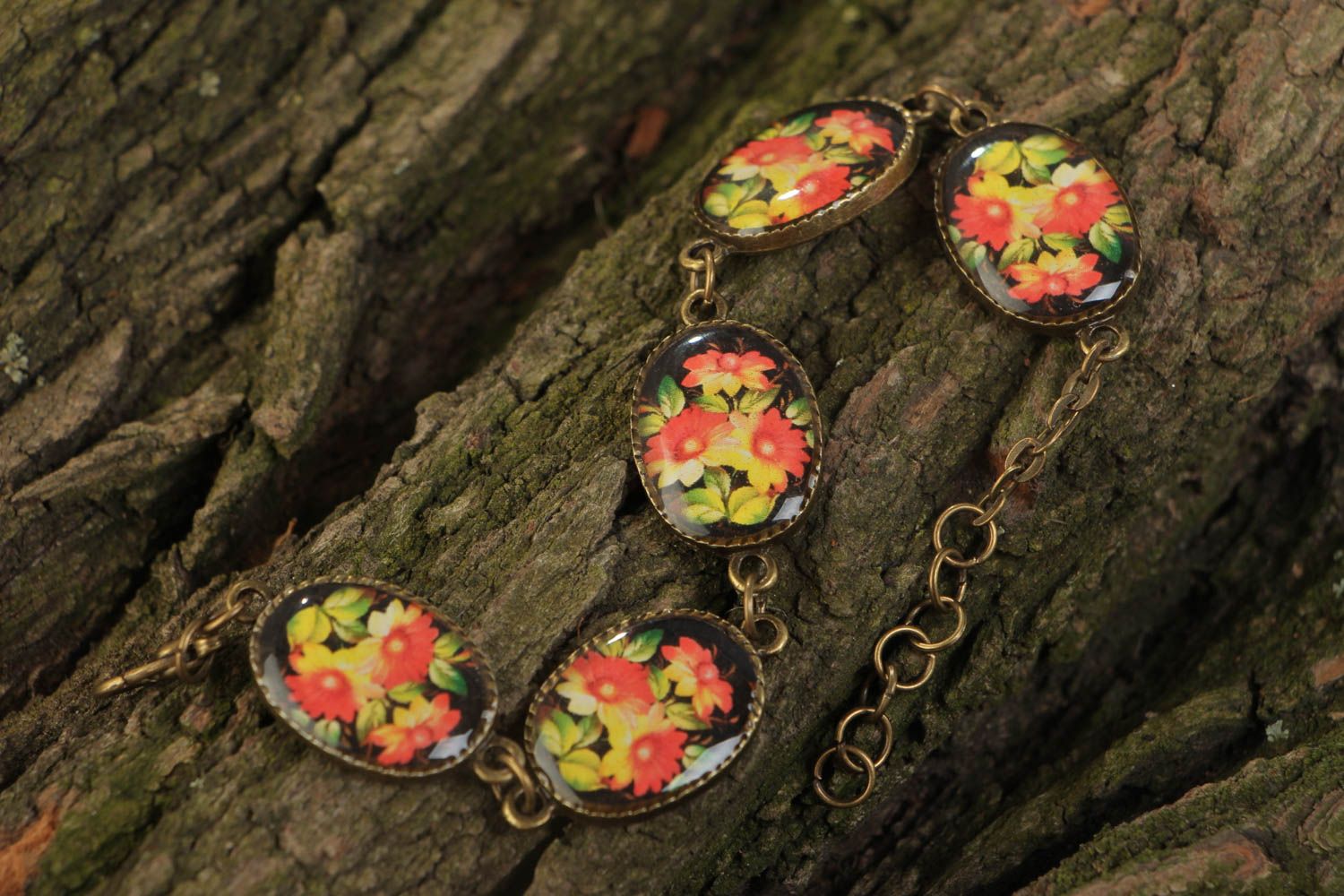 Bracelet en résine large en éléments ovales avec impressions florales fait main photo 1