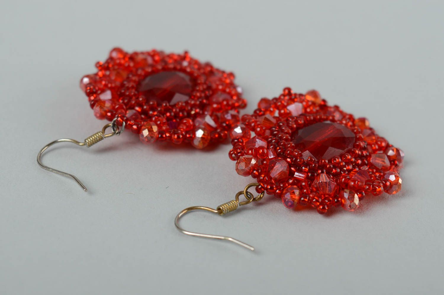 Boucles d'oreilles pendantes Bijou fait main perles cabochon rouge Cadeau femme photo 3