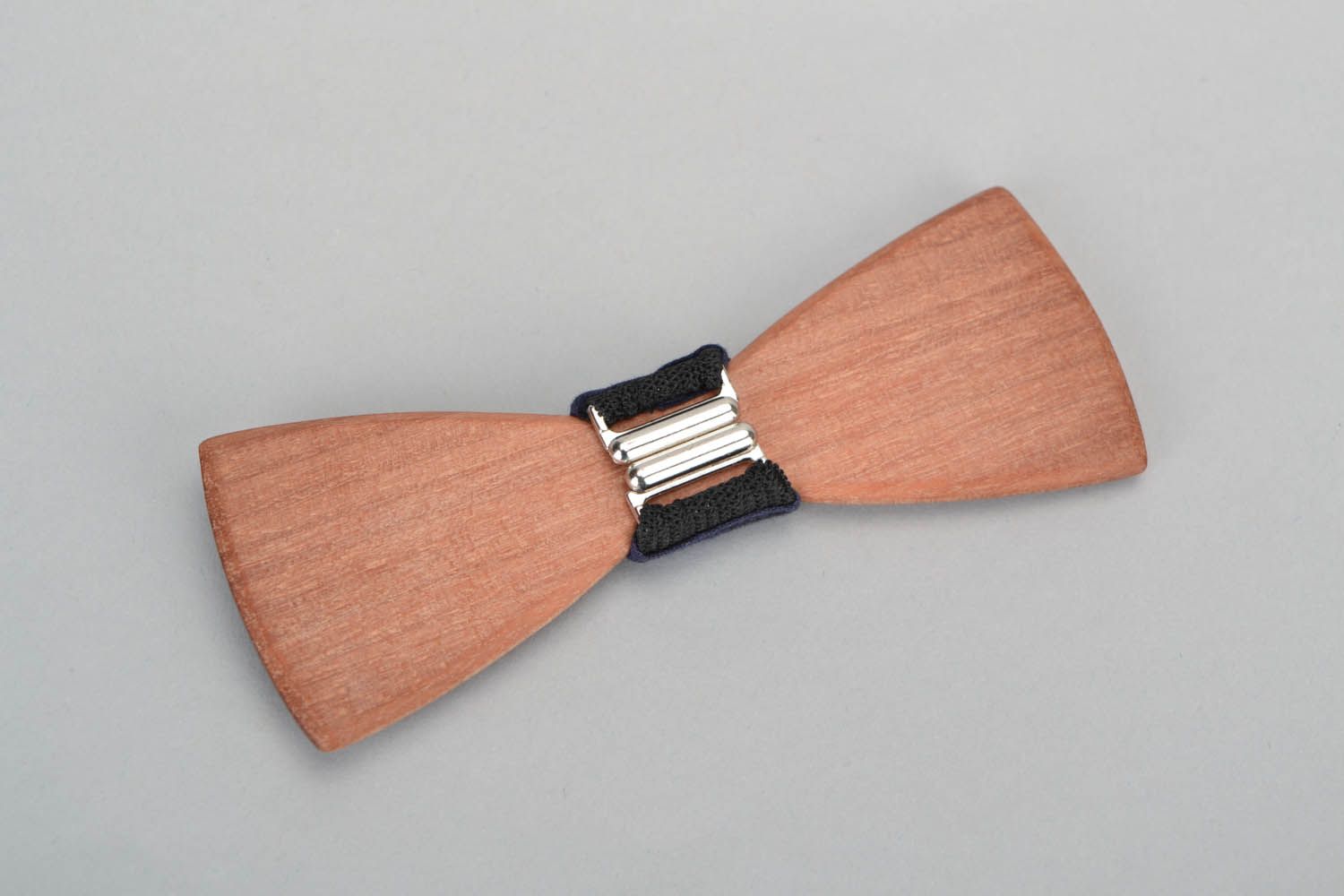 Деревянный галстук-бабочка из тика фото 3