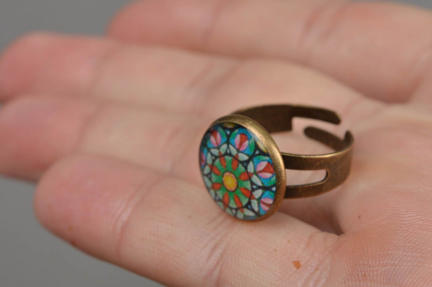 Круглое кольцо с орнаментом в технике декупаж ручной работы под ювелирной смолой фото 4