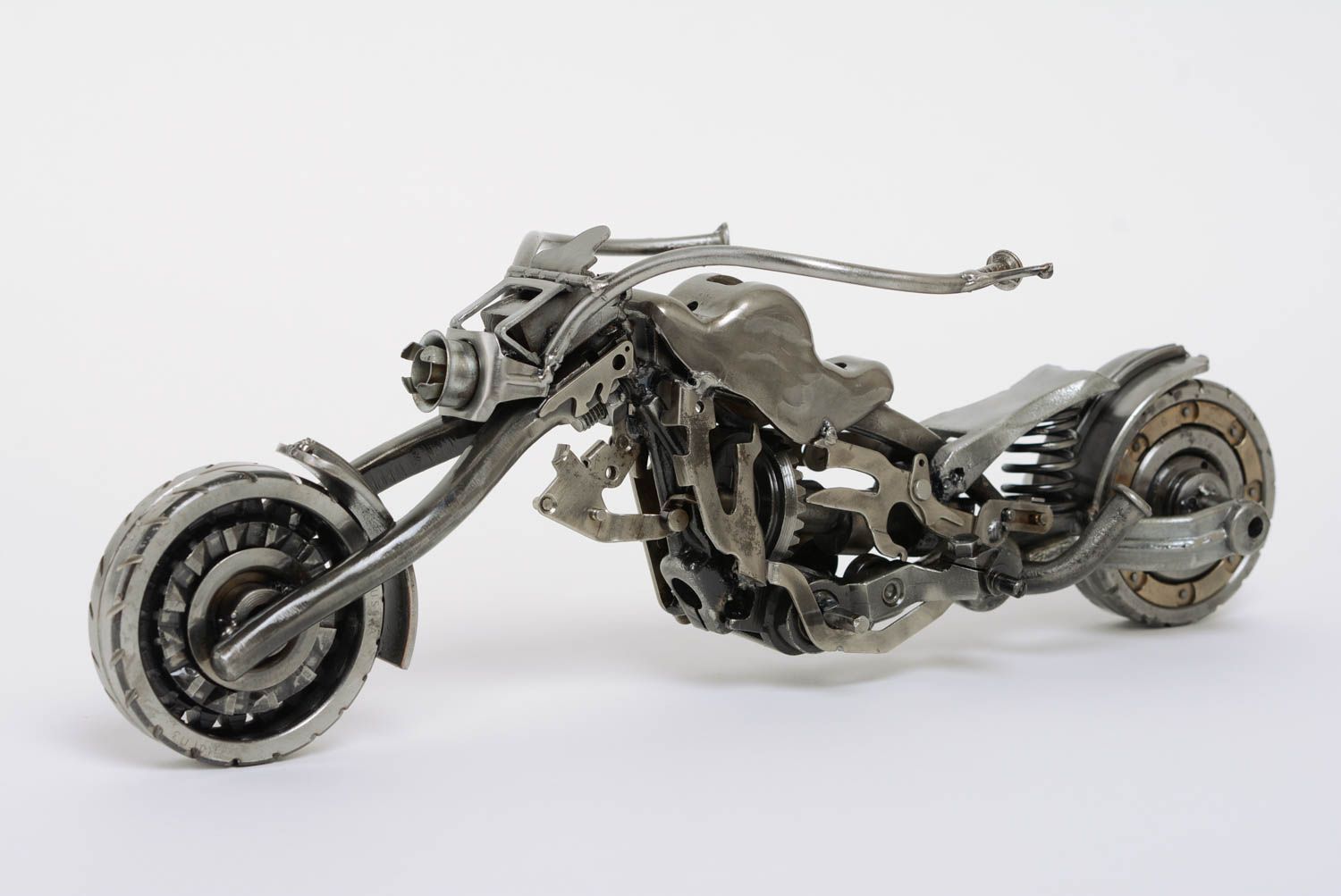 Figura metálica artesanal de estilo techno art con forma de moto  foto 1