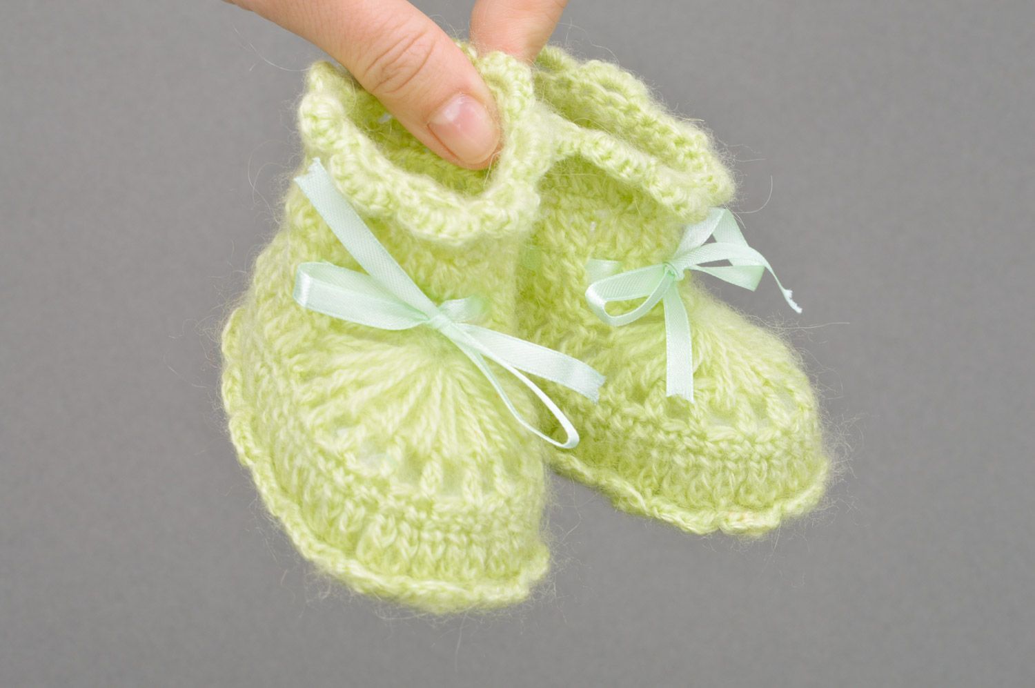 Gehäkelte handmade Babyschuhe mit Schuhbändern für Mädchen aus Acrylgarn hellgrün foto 3