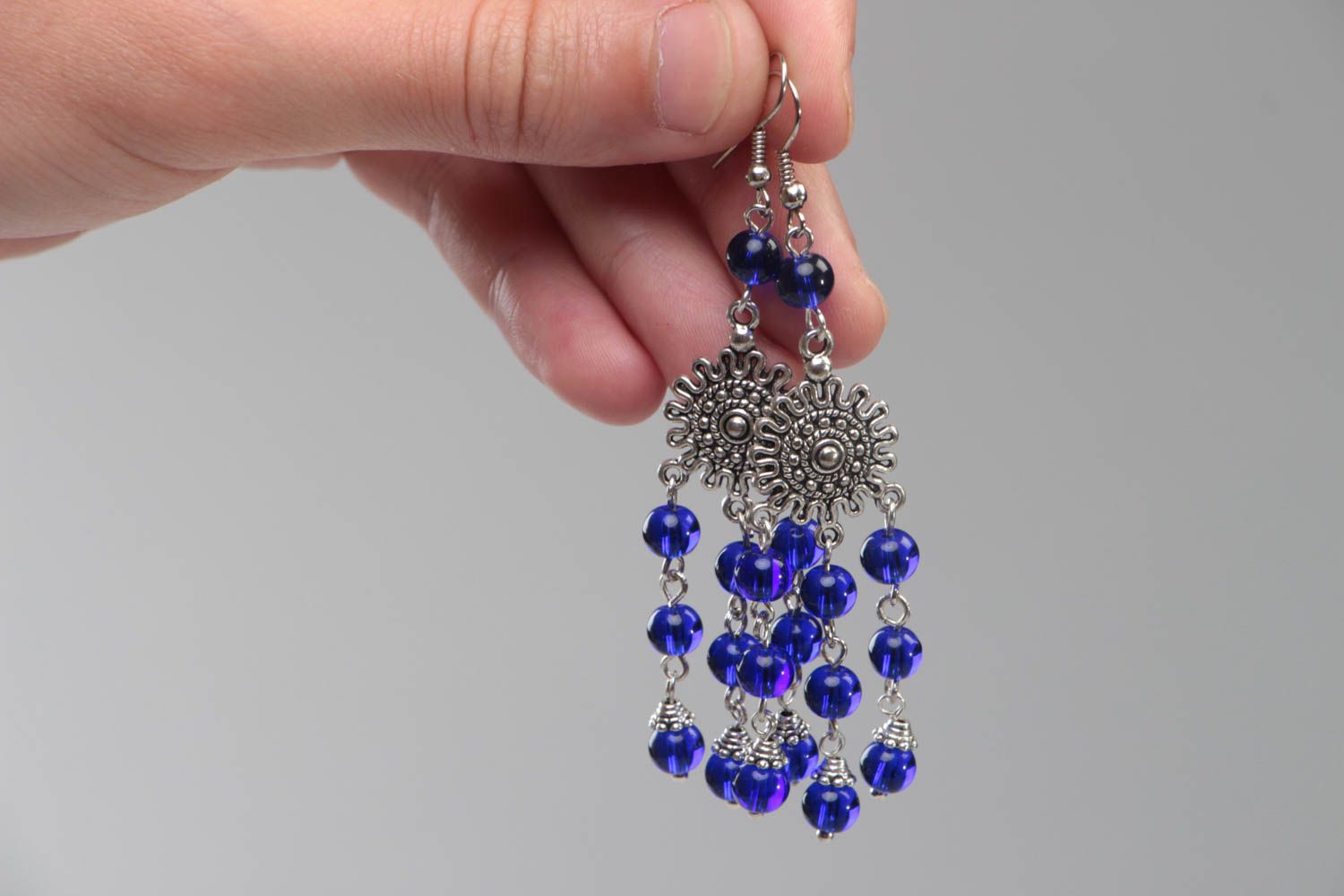 Boucles d'oreilles en perles de verre bleu foncé et métal longues faites main photo 5