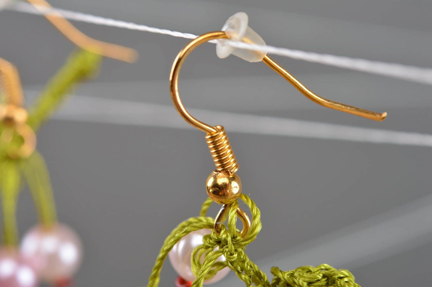 Handgemachte geflochtene Ohrringe mit Perlen schön aus Fäden in Form von Beeren foto 3