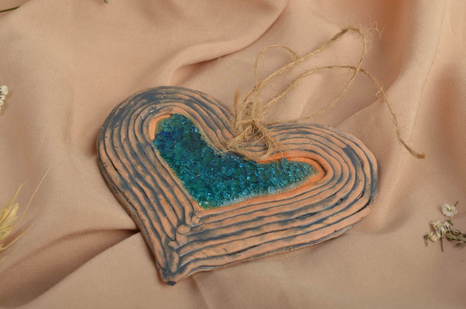Фигурка из глины керамика ручной работы декор на стену в виде сердца с глазурью фото 1