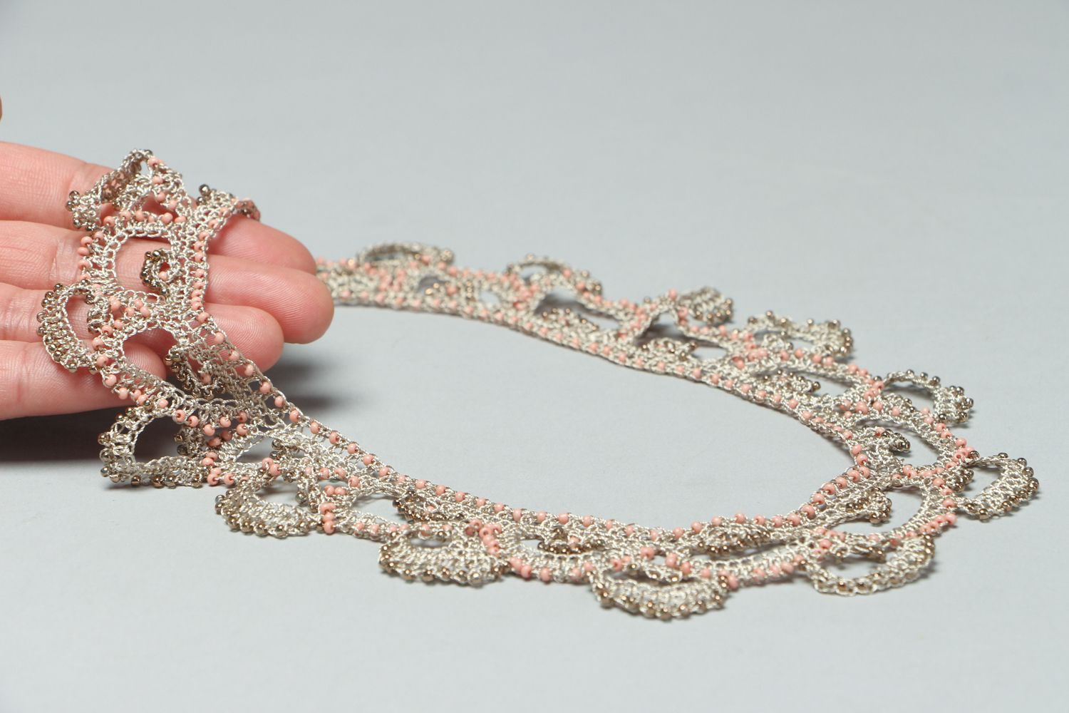 Collier tricoté ajouré en fils et perles de rocaille photo 4