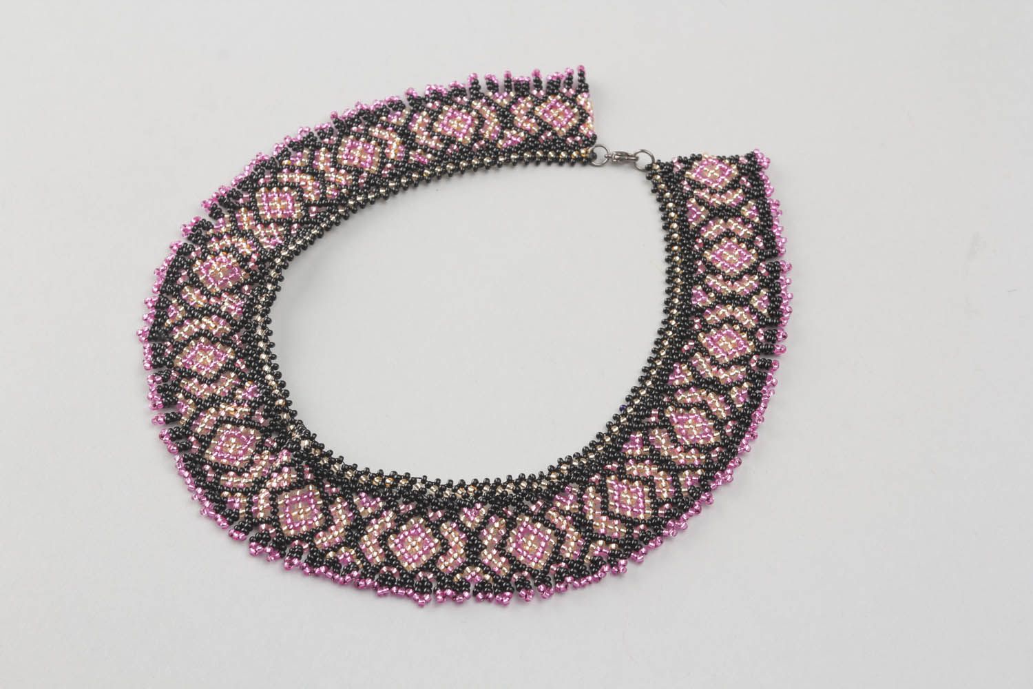 Black and pink beaded necklace photo 1