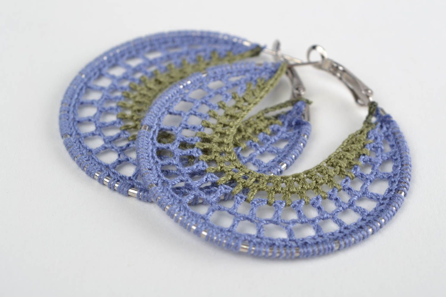 Boucles d'oreilles tricotées faites main en fils avec anneaux en métal bijou photo 1