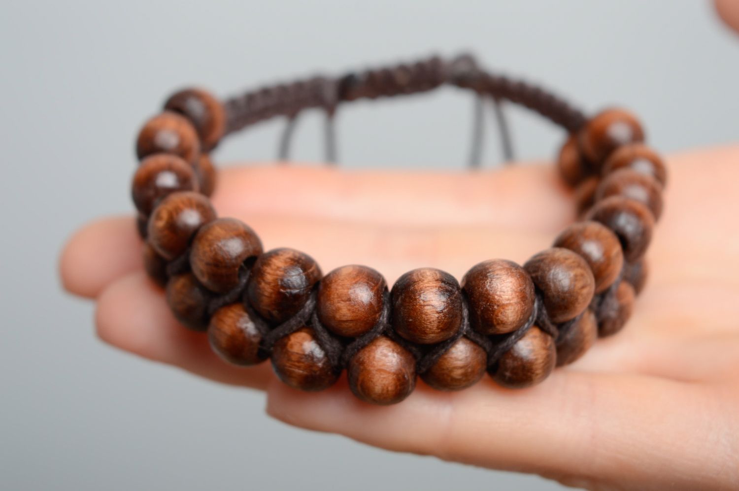 Large bracelet marron en lacet et perles de bois macramé fait main pour femme photo 3