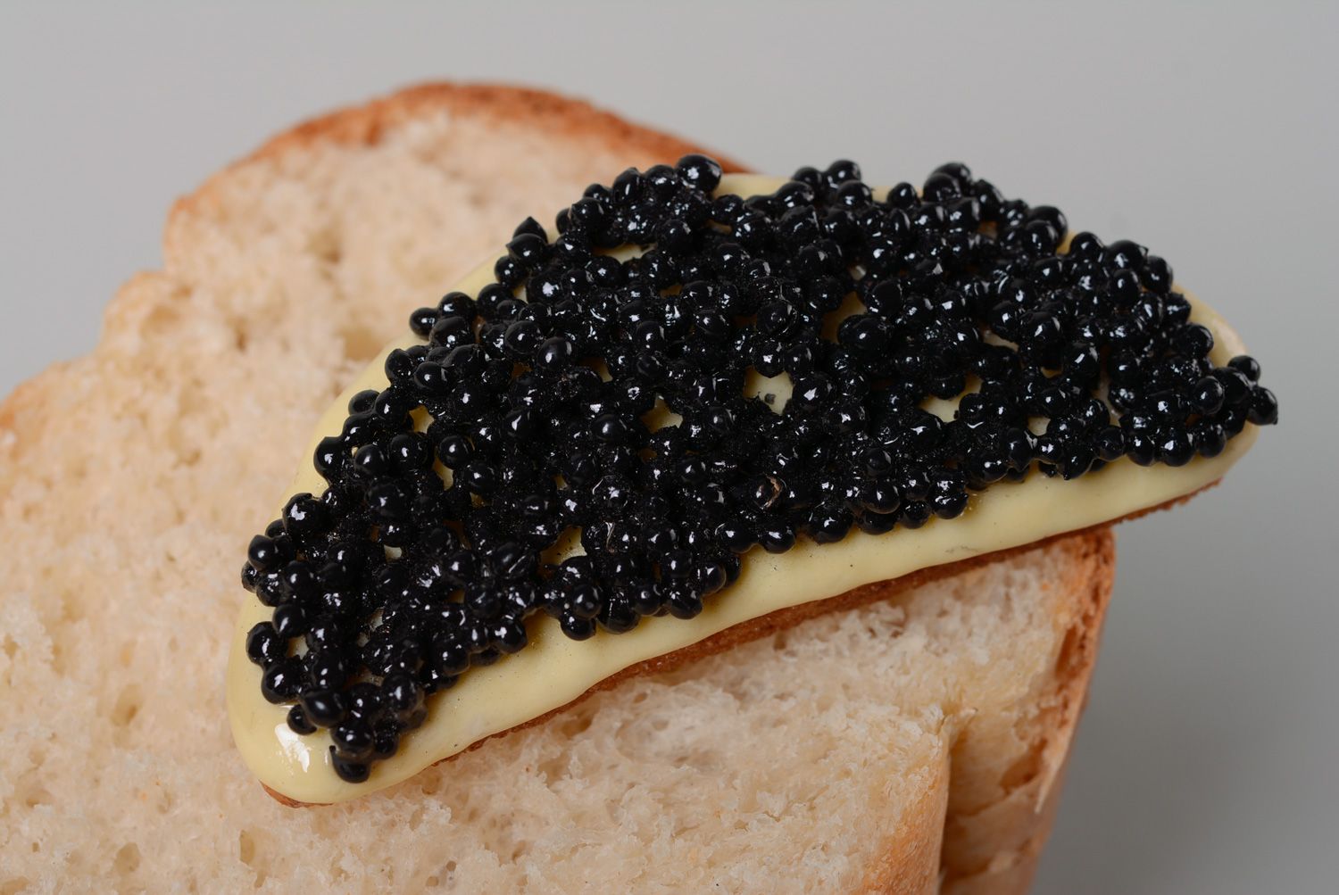 Imán para la nevera hecho de arcilla polimérica con forma de bocadillo con caviar  foto 1