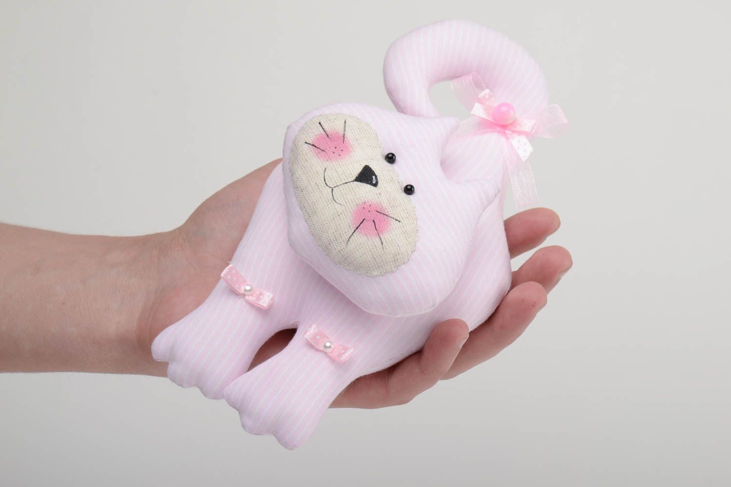 Авторская игрушка кот на дверь из натуральных тканей ручной работы белая с розовым фото 5