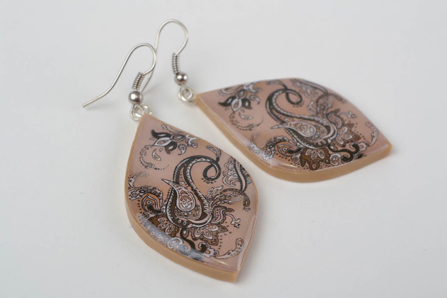 Handmade beige polymer clay decoupage earrings with black pattern paisley photo 5