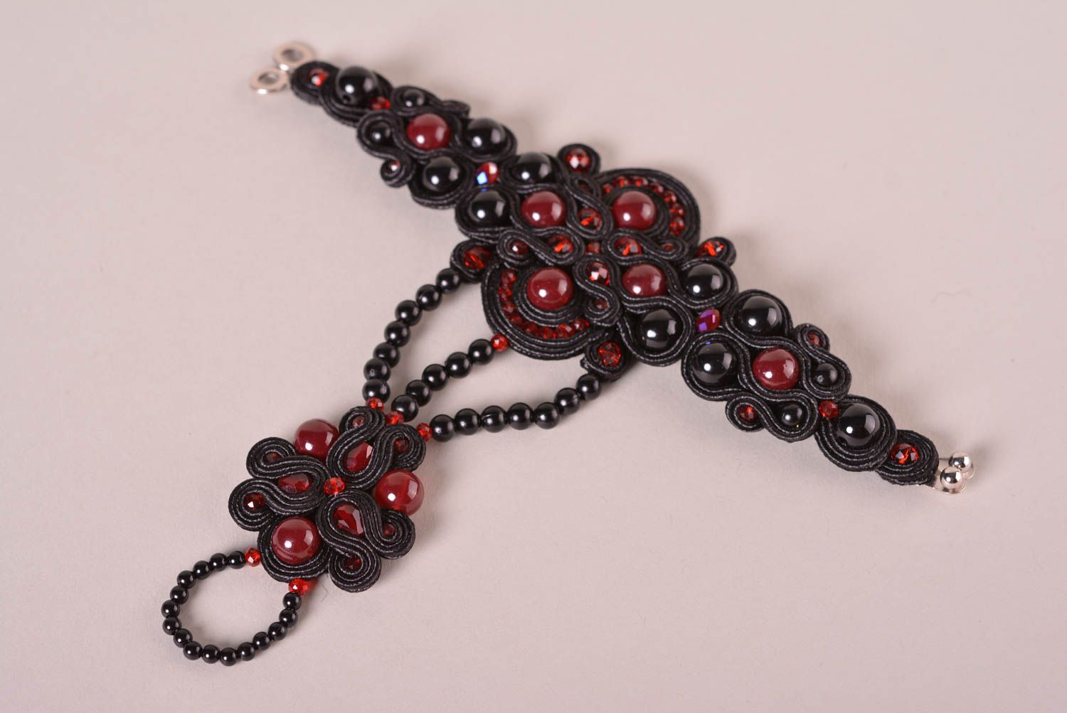Bracelet textile Bijou fait main noir et rouge soutache Accessoire original photo 1