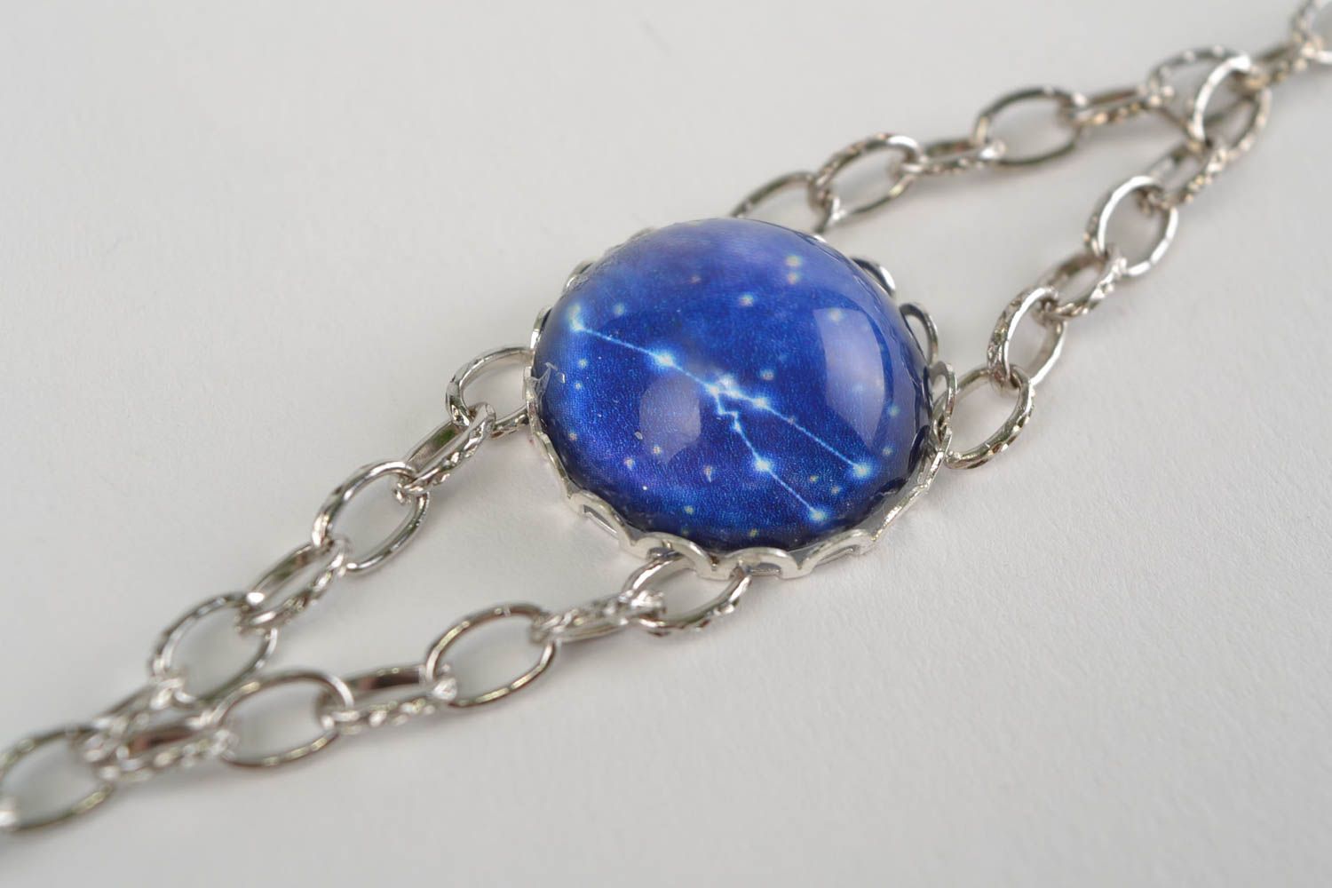 Bracelet en métal et verre mince bleu fait main signe du zodiaque Taureau  photo 2