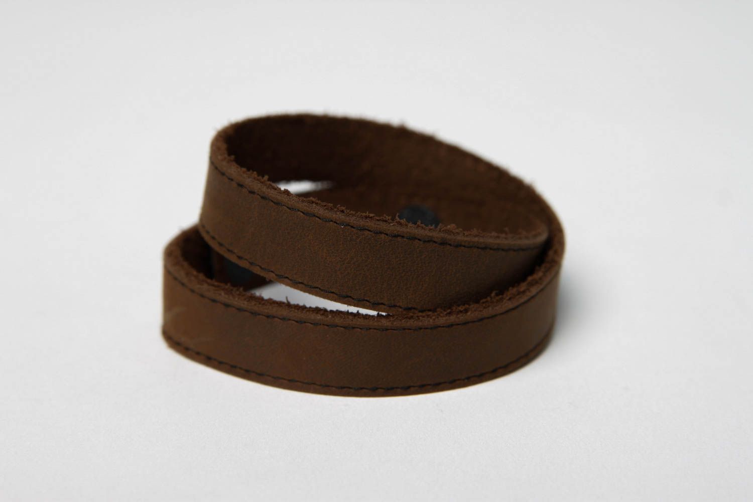 Bracelet en cuir Bijou fait main marron design simple Accessoire tendance photo 4