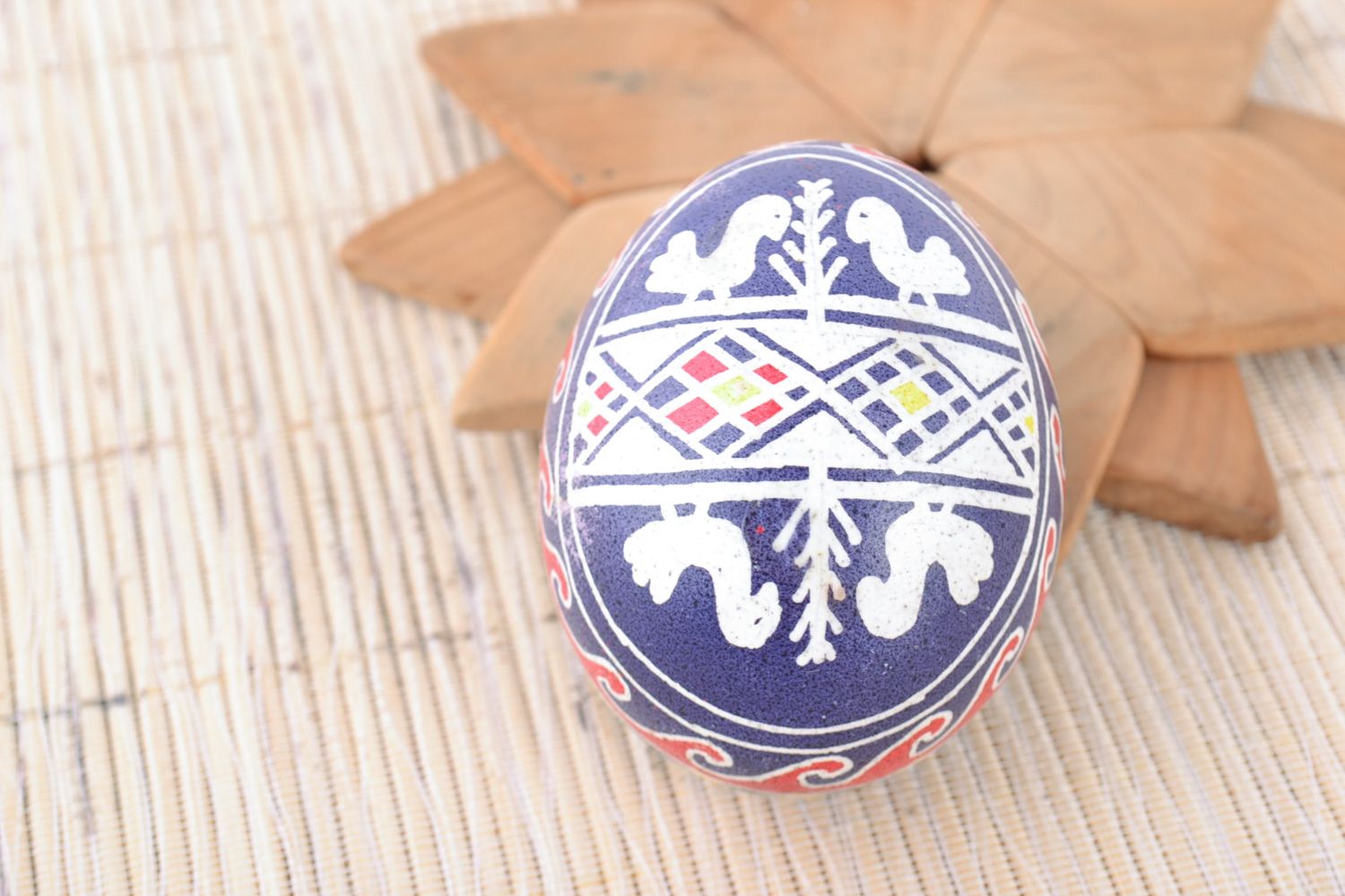 Joli oeuf décoratif de Pâques bleu avec oiseaux et ornements fait main photo 1
