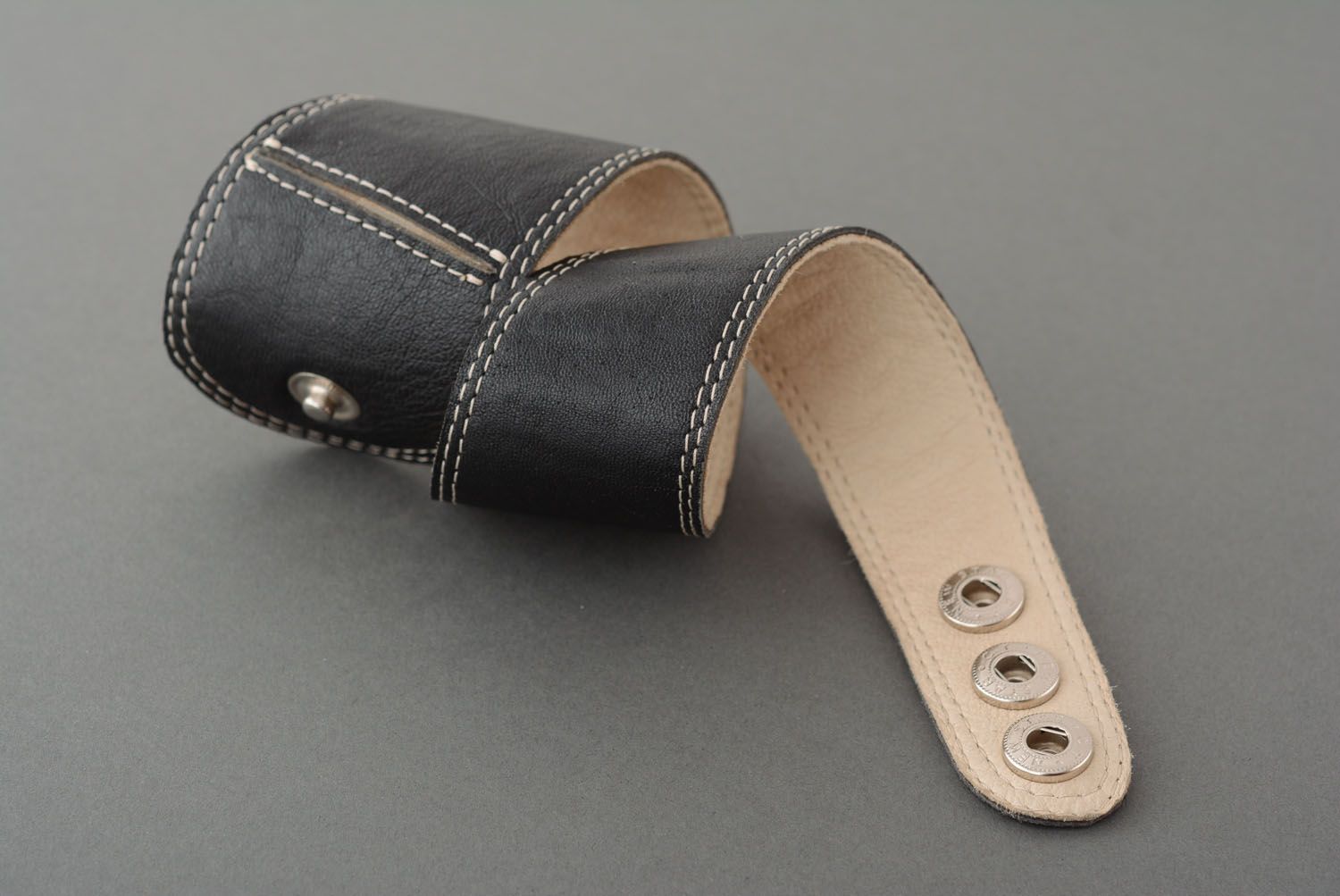 Leather bracelet with three buttons photo 4